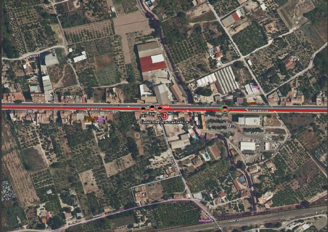 Bomberos trabajan en la extinción de un incendio de un local comercial en Puebla de Soto - 1, Foto 1