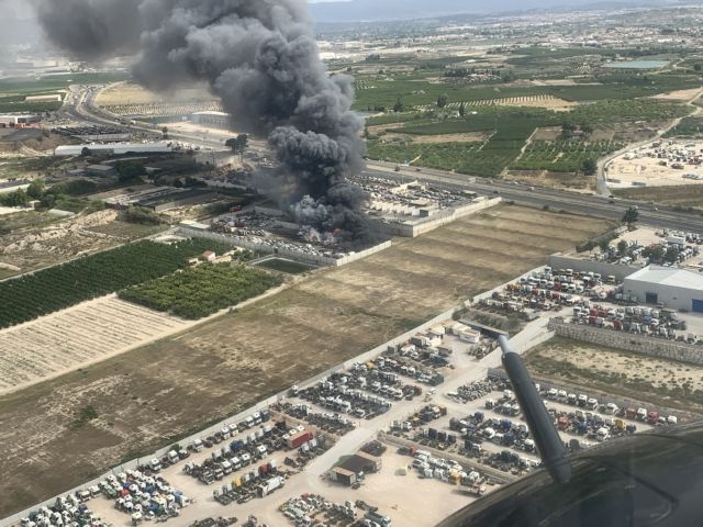 Servicios de emergencia trabajan en la extinción del incendio declarado en el interior de un desguace en Molina de Segura - 1, Foto 1