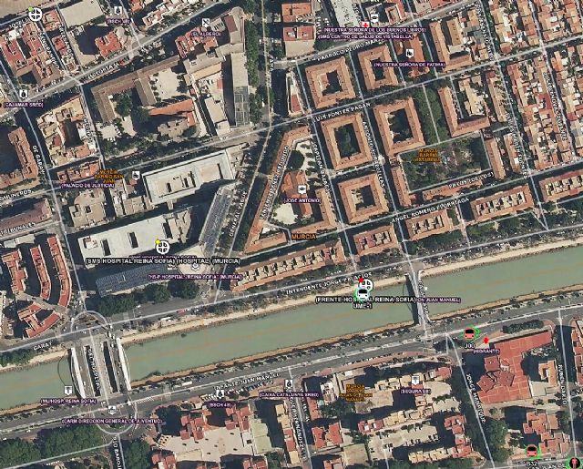 Una mujer herida muy grave, tras ser rescatada del río a la altura del puente peatonal, en Murcia - 1, Foto 1