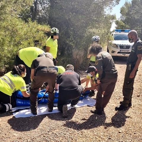 Rescatan y trasladan al hospital a un ciclista que había sufrido una caída en Sierra Espuña, Foto 1