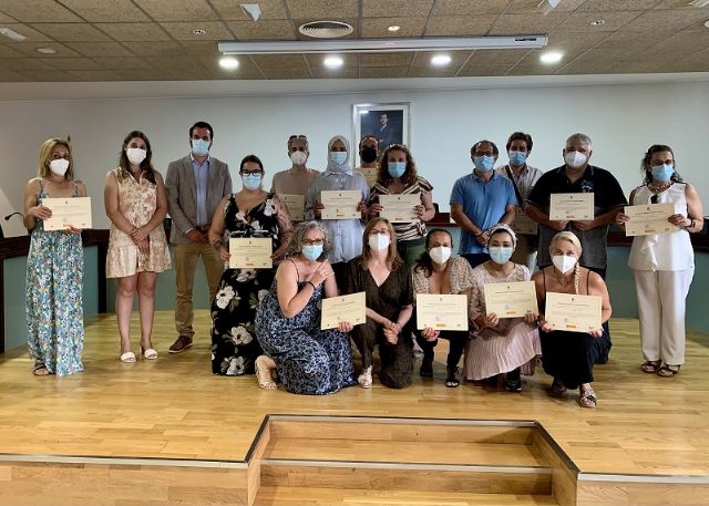 Entrega de diplomas del progama mixto de empleo y formación en atención sociosanitaria a dependientes - 1, Foto 1
