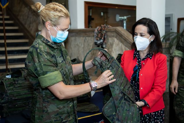 Robles conoce el nuevo chaleco femenino antifragmentos en su visita al centro de material de Intendencia del Ejército de Tierra - 1, Foto 1