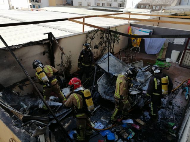 Bomberos apagan el incendio declarado en un patio interior de una vivienda en Lorca - 1, Foto 1