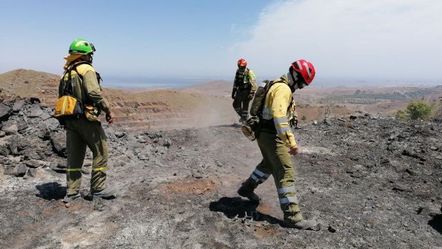 Operativo del Infomur controla un incendio forestal declarado en la Sierra Minera, en Cartagena - 1, Foto 1