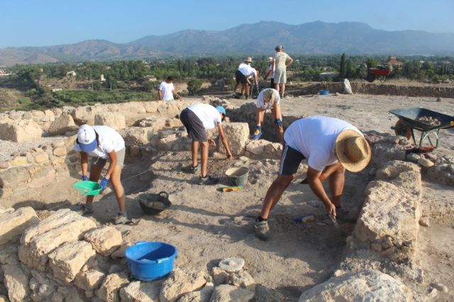 Cerca de una veintena de voluntarios participan hasta maana en el VIII Campo de Trabajo Arqueolgico en el yacimiento Las Cabezuelas - 5