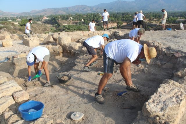 Cerca de una veintena de voluntarios participan hasta maana en el VIII Campo de Trabajo Arqueolgico en el yacimiento Las Cabezuelas - 7