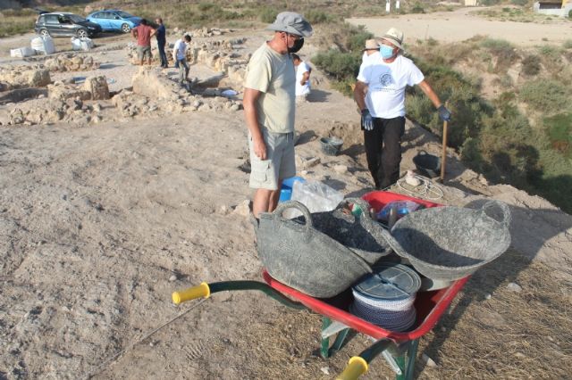 Cerca de una veintena de voluntarios participan hasta maana en el VIII Campo de Trabajo Arqueolgico en el yacimiento Las Cabezuelas - 20