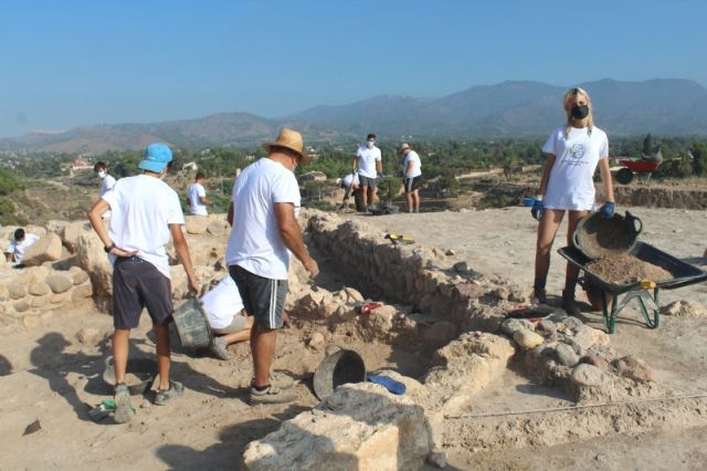 Cerca de una veintena de voluntarios participan hasta maana en el VIII Campo de Trabajo Arqueolgico en el yacimiento Las Cabezuelas - 21