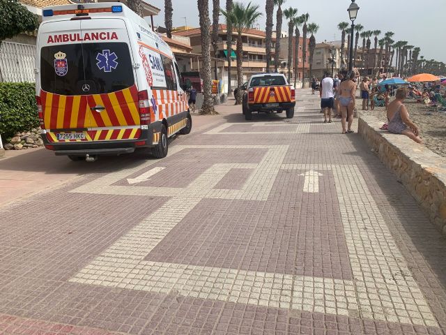 Socorristas y sanitarios no han podido salvar a una mujer, rescatada del agua inconsciente y fallecida mientras se bañaba en Los Alcázares - 1, Foto 1