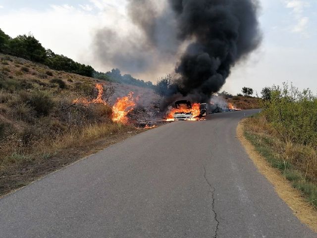 Apagado el incendio de un vehículo que ha provocado un conato de incendio forestal en El Chaparral (Cehegín) - 1, Foto 1