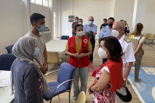 La ministra de Defensa y el JEMAD visitan el campamento de cooperantes afganos y agradecen al personal militar su trabajo en el operativo - 1, Foto 1