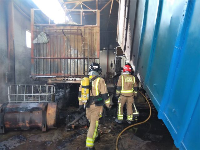 Bomberos del CEIS apagan el incendio en el interior de un almacén de maderas de Alcantarilla - 1, Foto 1