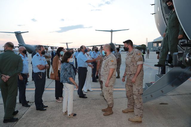 La ministra de Defensa recibe a la tripulación de los dos últimos A400M procedentes de la operación de evacuación de Afganistán - 1, Foto 1