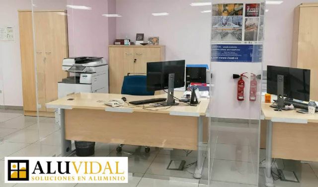 Aluvidal aumenta la protección de los espacios con mamparas protectoras y divisiones de oficina a medida - 1, Foto 1