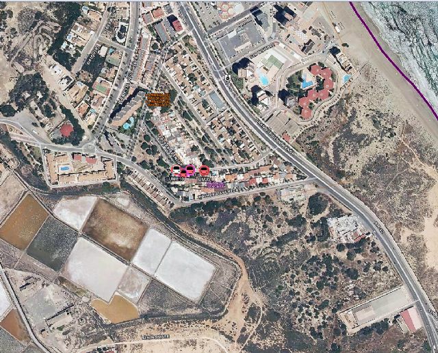 Rescatado y trasladado al hospital un hombre que se precipitó al suelo desde el tejado de su casa, en La Manga - 1, Foto 1