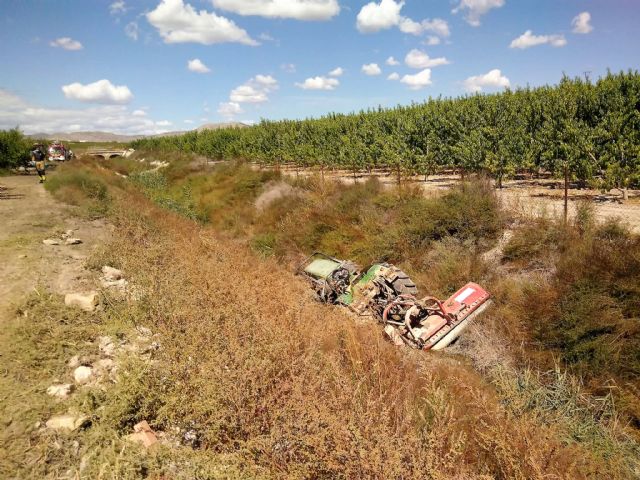 Rescatan y trasladan al hospital al conductor de un tractor que volcó y cayó a una acequia en una finca de Cieza - 1, Foto 1