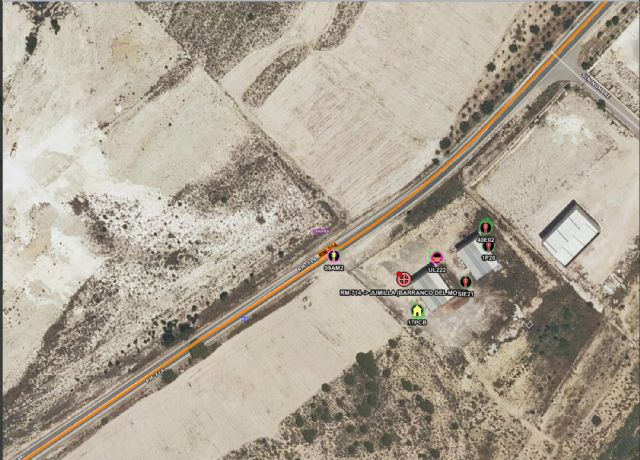 Servicios de emergencia trabajan en la extinción del incendio declarado en el exterior de una nave en Cehegín - 1, Foto 1