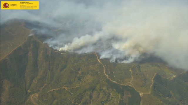 Medios aéreos y terrestres del MITECO continúan colaborando en las labores de extinción en el incendio de Sierra Bermeja (Málaga) - 1, Foto 1
