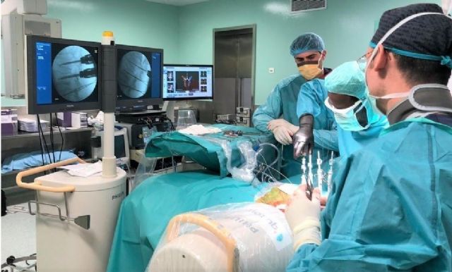 Fijación y estabilización de la columna vertebral accesible en pacientes no candidatos a cirugía abierta - 1, Foto 1