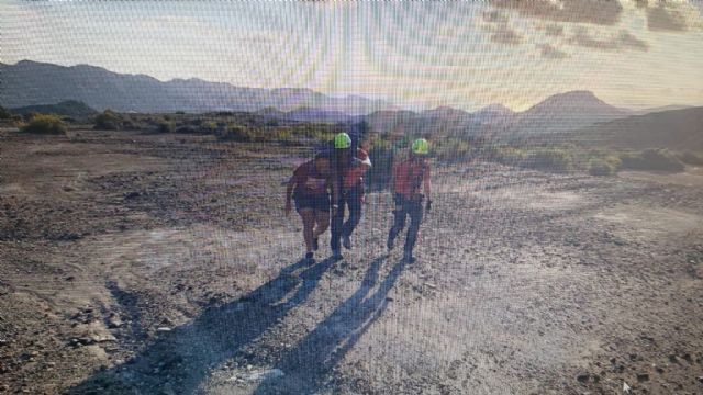Servicios de emergencia rescatan a dos personas que se encontraban perdidas en sendero de montaña de Portman - 1, Foto 1