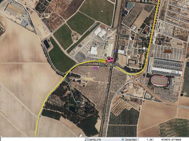 Servicios de emergencia apagan el incendio de industria declarado ayer en una nave de frutas en Torre Pacheco - 1, Foto 1