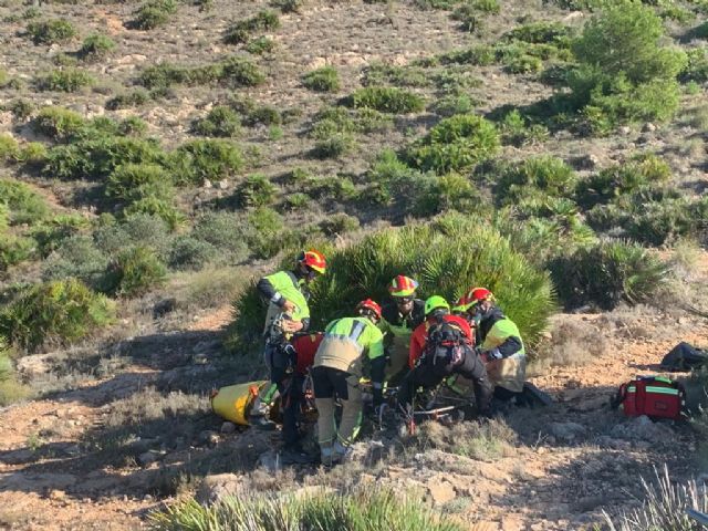 Servicios de emergencia rescatan, atienden y trasladan al hospital a una senderista en Calblanque - 1, Foto 1