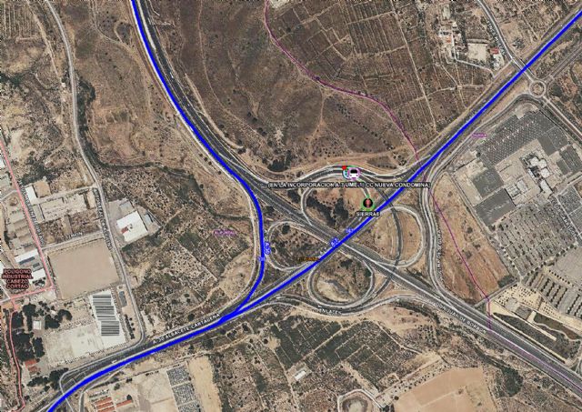 Trasladan al hospital a un herido en un accidente de tráfico con atrapados ocurrido en la incorporación a la A-7 en Murcia - 1, Foto 1