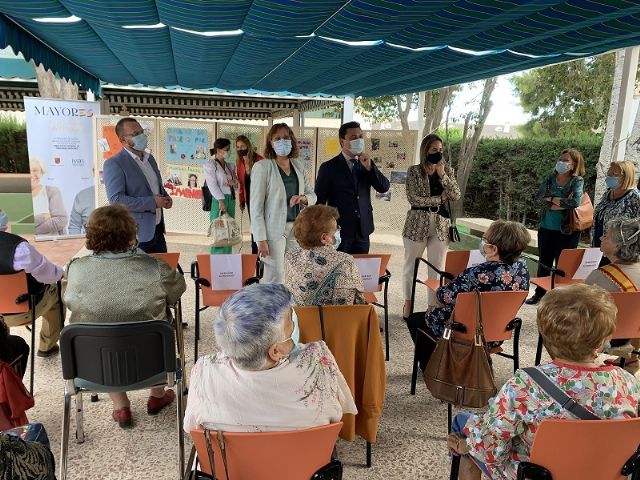 El alcalde, José Miguel Luengo y la vicepresidenta , Isabel Franco, celebran la vuelta a la normalidad del Centro Social de Personas Mayores de San Javier - 1, Foto 1