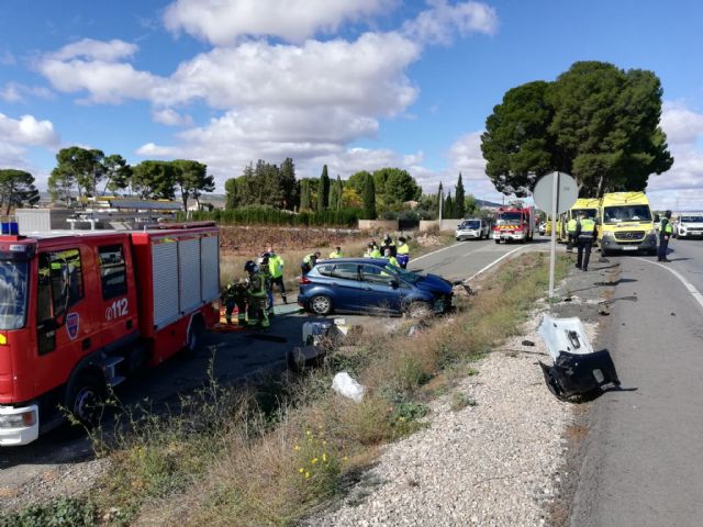 Servicios de emergencia rescatan y trasladan al hospital a dos personas heridas en accidente de tráfico ocurrido en Yecla - 1, Foto 1