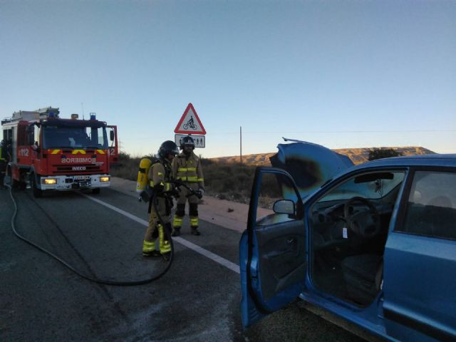 Servicios de emergencia apagan incendio de vehículo en Cieza - 1, Foto 1