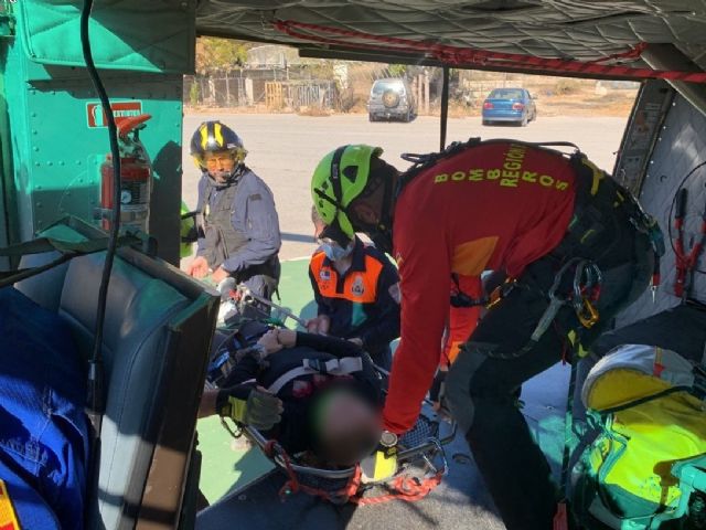 Rescatan por aire y trasladan al hospital a una senderista accidentada en Moratalla - 1, Foto 1