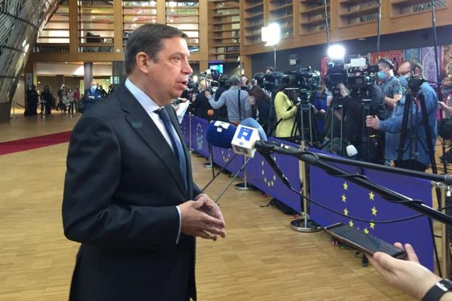 El ministro Planas traslada a la Comisión Europea la situación de los sectores agrarios más afectados por el incremento de los costes de producción - 1, Foto 1
