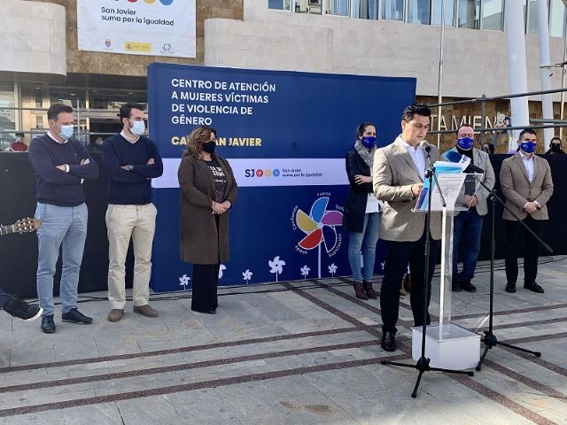 El alcalde, José Miguel Luengo condena todo tipo de violencia contra la mujer durante la lectura del Manifiesto del 25N - 1, Foto 1