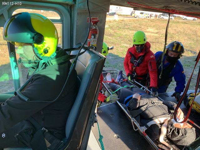 Rescatan por aire y trasladan al hospital a un participante lesionado en una prueba deportiva en Cehegín - 1, Foto 1