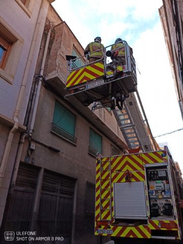 Servicios de emergencia trabajan en las labores de saneamiento de una fachada de vivienda en Yecla - 1, Foto 1