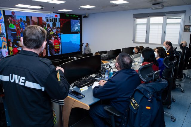 La UME expone a la ministra de Defensa la situación actual del volcán de La Palma y la campaña de tormentas invernales - 1, Foto 1