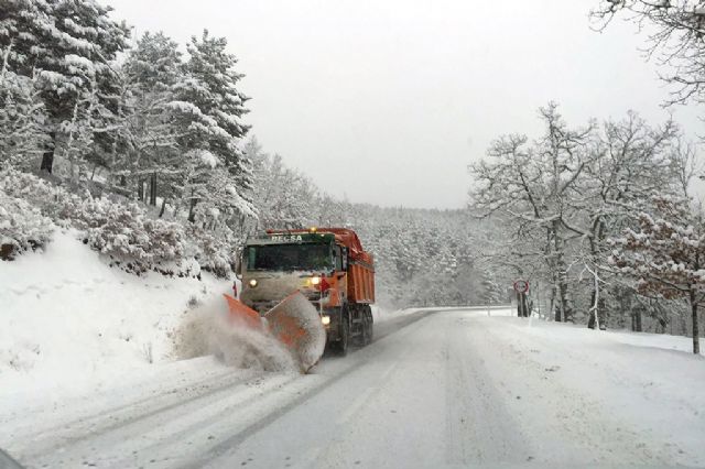 Mitma dispone 325 máquinas quitanieves y 47.950 toneladas de fundentes para hacer frente a las nevadas en Aragón y Cataluña - 1, Foto 1