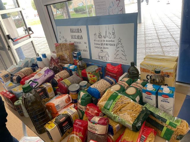El IES Mar Menor hace entrega de productos y alimentos a Cáritas San Javier - 1, Foto 1