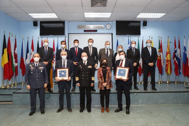 La ministra de Defensa y una delegación parlamentaria visitan el Centro de Operaciones Aéreas de la OTAN - 1, Foto 1