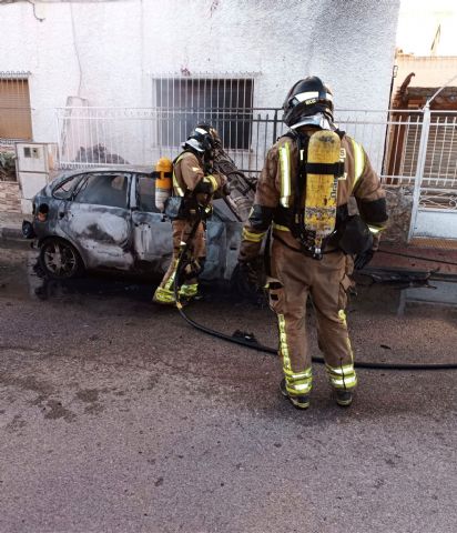 Servicios de emergencia sofocan incendio de vehículo en Archena - 1, Foto 1