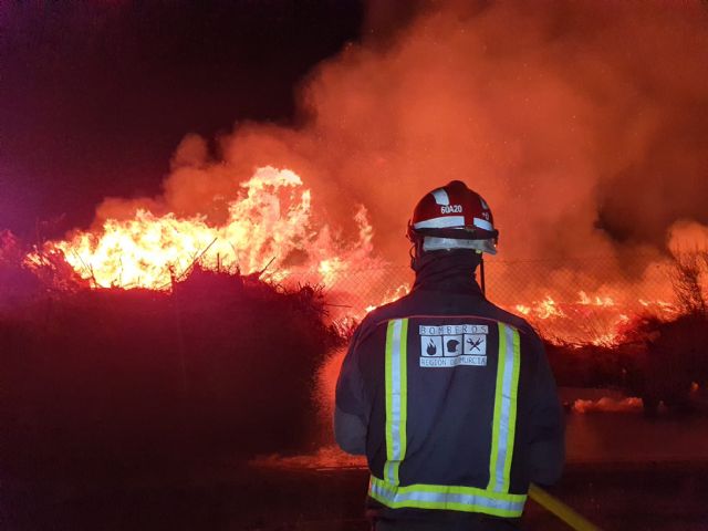Servicios de emergencia trabajan en la extinción de una quema de restos en Archena - 1, Foto 1