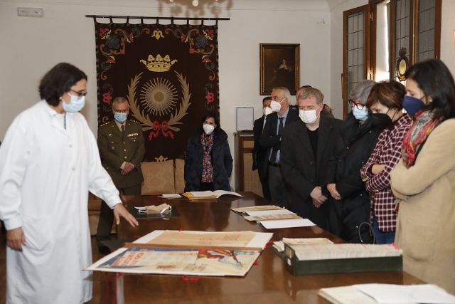 La ministra de Defensa visita el Archivo General Militar de Ávila acompañada por un grupo de senadores - 1, Foto 1