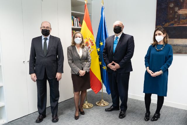 El Gobierno urge a los bancos a garantizar la inclusión financiera de los mayores - 1, Foto 1