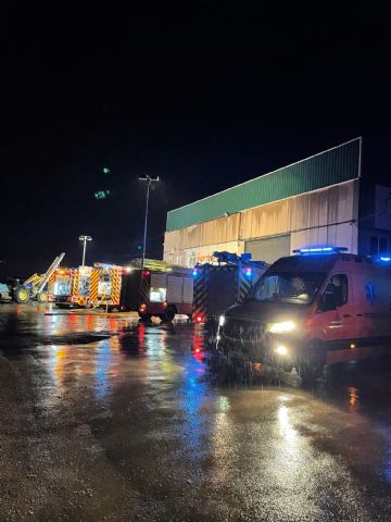 Servicios de emergencia dan por extinguido el incendio declarado esta pasada madrugada en una industria hortofrutícola en el Roldan - 1, Foto 1