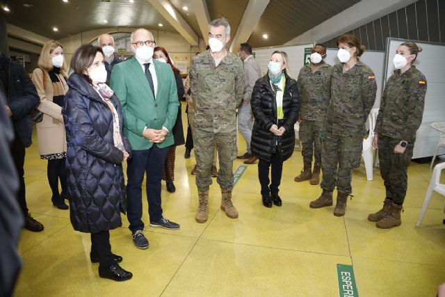 Defensa supervisa el desarrollo de las labores de vacunación a la población civil en Cantabria - 1, Foto 1