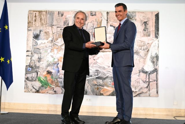 Pedro Sánchez entrega la Gran Cruz de la Orden Civil de Alfonso X el Sabio a Joan Manuel Serrat - 1, Foto 1