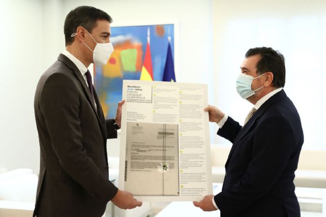 Pedro Sánchez recibe al periodista Arsenio Escolar, que le presenta su manifiesto ´Archiletras. Por un lenguaje claro en la Administración´ - 1, Foto 1
