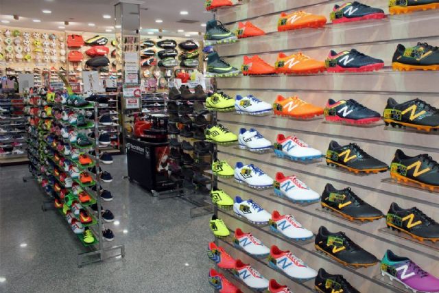 EMPRESA / Halcón Tiendas de Deporte lanza de el 60% en ropa deportiva - murcia.com