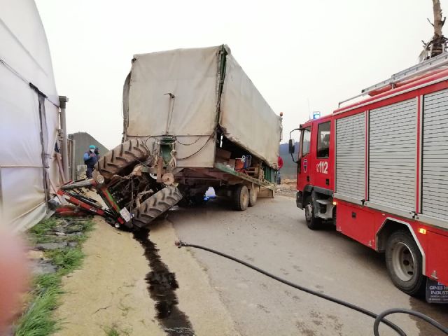 Servicios de emergencia han rescatado y trasladado al hospital al conductor de un tractor volcado en El Mirador - 1, Foto 1
