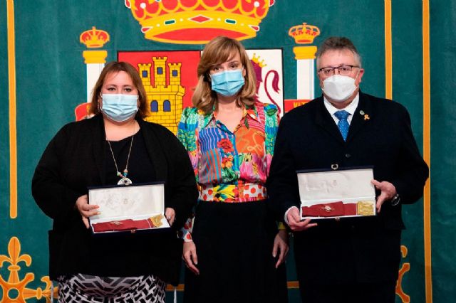 Pilar Alegría entrega la corbata de plata de la Orden Civil de Alfonso X a las confederaciones de asociaciones CEAPA y CONCAPA - 1, Foto 1